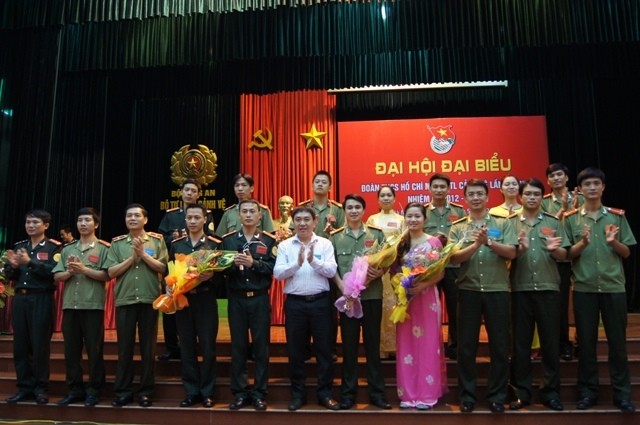 Lãnh đạo T.Ư Đoàn, Tổng cục Xây dựng lực lượng CAND và Đoàn Thanh niên Bộ Công an tặng hoa chức mừng BCH Đoàn mới của lực lượng Cảnh vệ