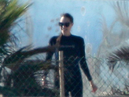 Angelina Jolie thiếu tự tin với áo tắm