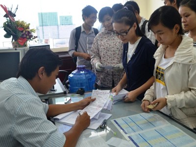 Thí sinh nộp hồ sơ xét tuyển NV 2 vào ĐH Đà Nẵng Ảnh: Nguyễn Huy