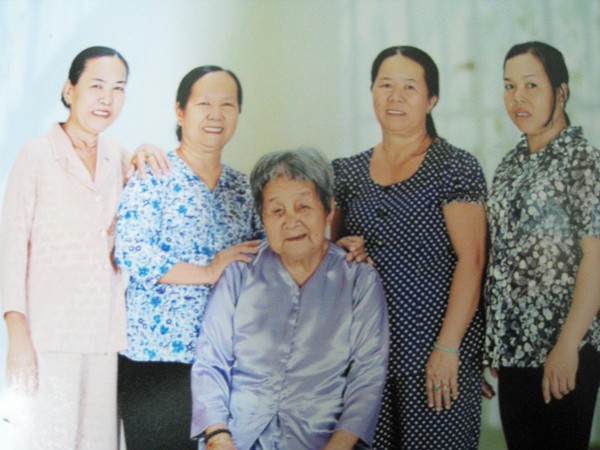 Mẹ Nguyễn Thị Hiểu cùng 4 người con gái (ảnh của Nguyễn Thị Tiến)