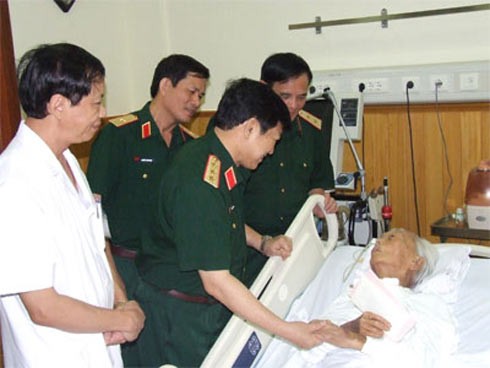 Lãnh đạo Bộ Quốc phòng thăm đại tướng Võ Nguyên Giáp