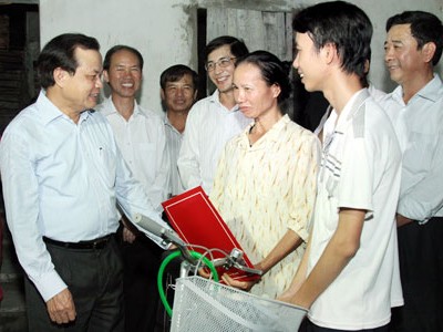 Bí thư Thành ủy Hà Nội thăm, tặng quà thủ khoa ĐH Dược HN