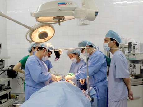 Các bác sỹ phẫu thuật tại bệnh viện số 1 tỉnh Lào Cai