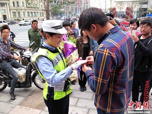 Nữ cảnh sát xinh đẹp được cầu hôn giữa phố