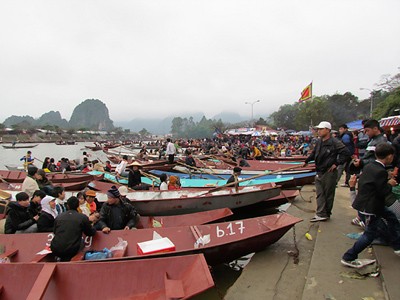 Năm ngày, chùa Hương đón hơn 10 vạn khách