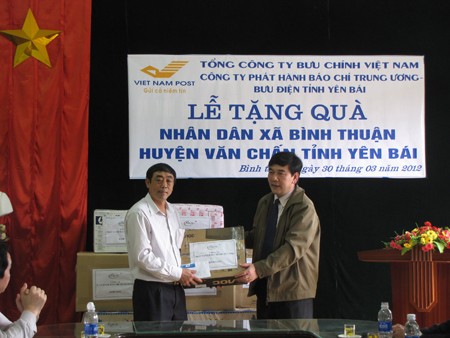 Công ty phát hành báo chí TƯ tặng quà xã vùng cao