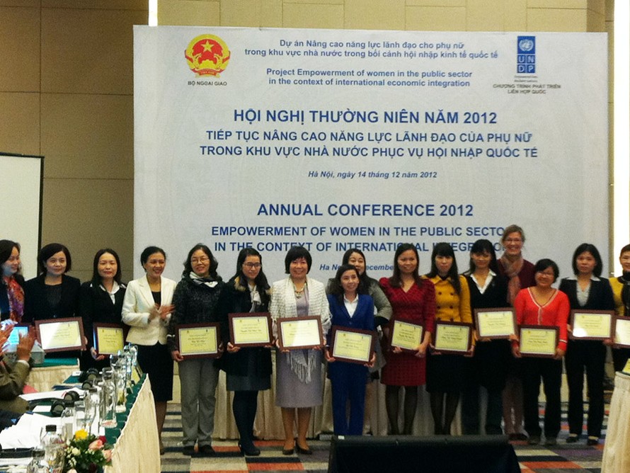 Thứ trưởng Bộ Ngoại giao Nguyễn Phương Nga trao học bổng và tài trợ nghiên cứu năm 2012 cho các nữ cán bộ