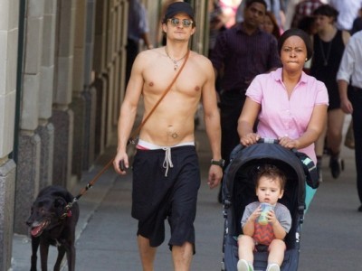 Orlando Bloom để ngực trần đi dạo cùng con