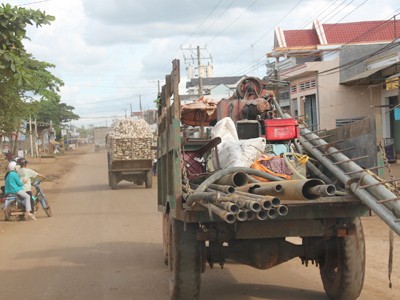 Những chiếc xe công nông vẫn lưu hành trên đường tại huyện Tân Phú