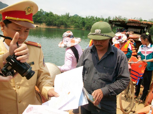 Đoàn kiểm tra lập biên bản xử lí chủ đò Nam Phong về hành vi vi phạm an toàn giao thông đường thủy