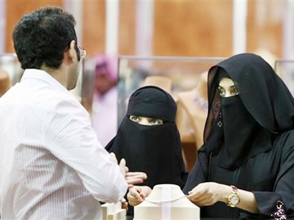 Đàn ông A rập Saudi độc thân được vào siêu thị một mình
