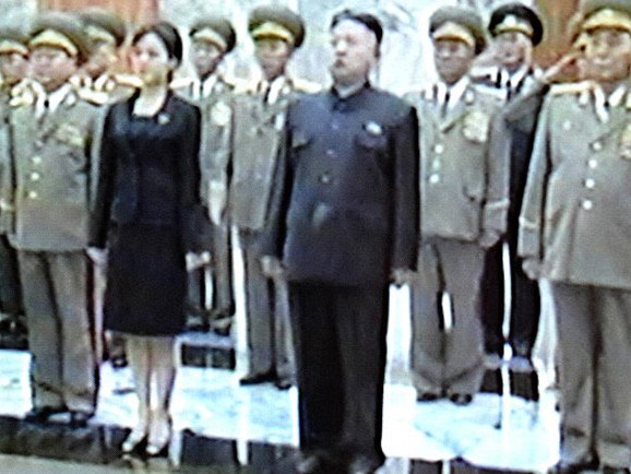 Cô gái đứng bên cạnh tân chủ tịch Kim Jong Un cùng các lãnh đạo quân sự cấp cao