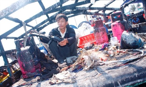 Tàu cá Việt Nam bị tàu Trung Quốc bắn cháy