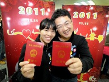 Đôi bạn trẻ Trung Quốc vừa nhận đăng ký kết hôn vào ngày 11-11-2011