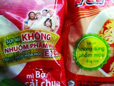 Sau loạt bài trên Tiền Phong, thị trường xuất hiện một số nhãn mỳ tôm ghi rõ không dùng E102