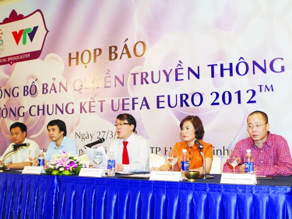 Đại diện Đài Truyền hình Việt Nam tại buổi lễ công bố bản quyền truyền thông Euro 2012 tại Việt Nam Ảnh: Nhật Quang