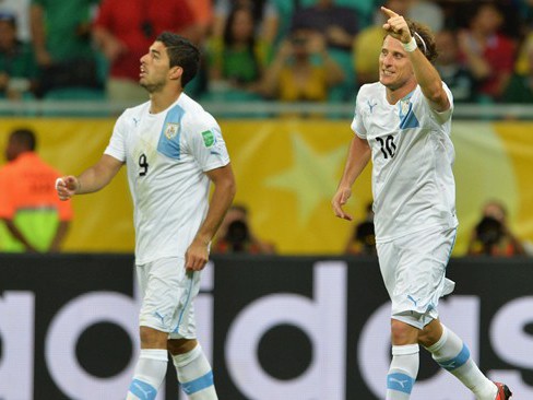 Uruguay đặt chân vào bán kết Confed Cup