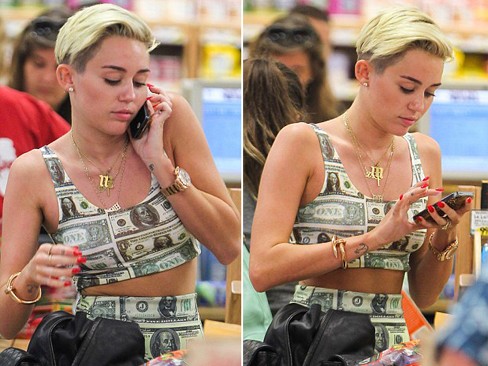 Miley Cyrus dán Đô la khắp người vào siêu thị