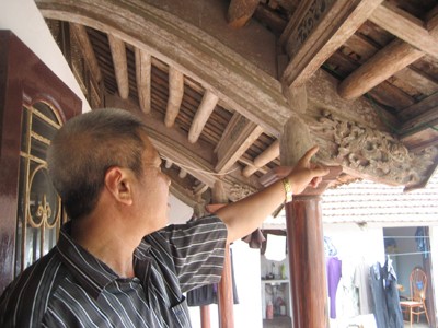 Anh Lã Hữu Nghiêm giới thiệu những nét chạm khắc tại ngôi nhà cổ của gia đình ở Cốc Thôn