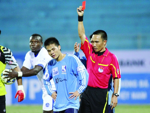 Trọng tài Bùi Quang Thông là một trong những trọng tài bị phản ứng mạnh mẽ ở lượt trận thứ ba Super League Ảnh: VSI