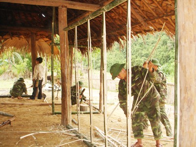 BĐBP Nghệ An dựng nhà cho đồng bào Đan Lai (huyện Con Cuông)