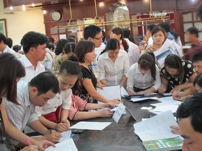 Giao nhận hồ sơ tuyển sinh tại Hà Nội Ảnh: Hồ Thu