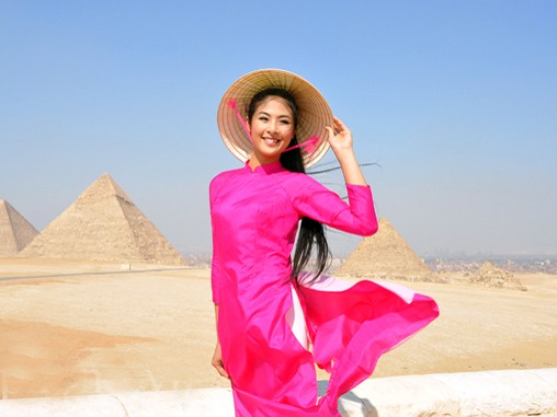 Ngọc Hân thướt tha áo dài tại xứ Kim tự tháp