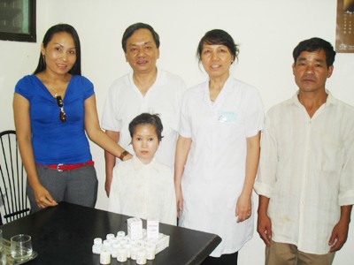 Từ trái qua: Bà Phạm Thị Thanh, vợ chồng nữ Tiến sĩ y khoa Thúy Lai, cha bé Nhì và Nhì
