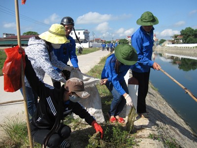 Đoàn viên thanh niên thu gom rác thải, khơi thông cống rãnh ở Sông Cụt (Hà Tĩnh) Ảnh: Minh Thùy