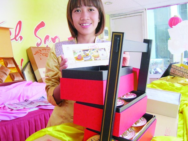 Nhân viên Khách sạn Hà Nội giới thiệu hộp bánh có giá 10 triệu đồng. Ảnh: N.Tuyền