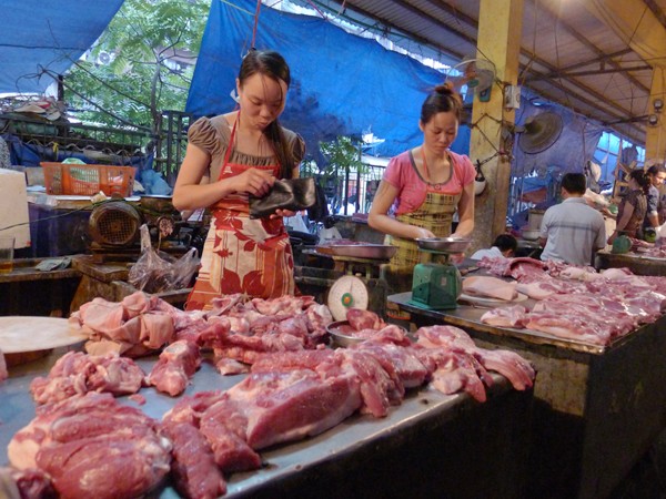 Tiểu thương bán thịt tại chợ Xuân La (Tây Hồ) lo lắng giá xăng tăng, dẫn tới giá thịt tăng, làm giảm sức mua của người dân