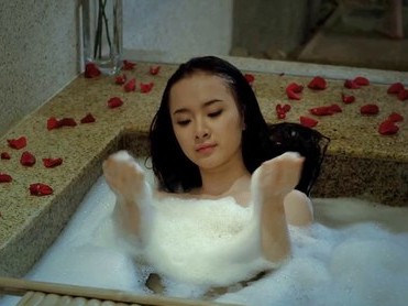 ‘Biết chết liền’ lộ cảnh Angela Phương Trinh tắm