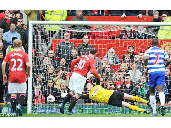 Rooney ghi bàn từ chấm 11m nhờ sai lầm của trọng tài Ảnh: Getty Images