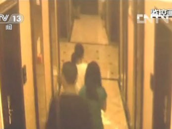 Ảnh cho thấy Feng Xiaosong đưa hai bé gái vào khách sạn