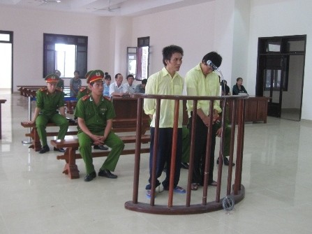 Siêu trộm Nguyễn Tuấn Vũ và đàn em Nguyễn Quốc Phú tại phiên tòa sáng 22/7.