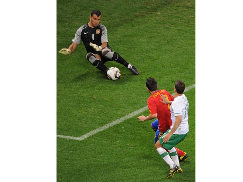 David Villa việt vị khi ghi bàn hạ Bồ Đào Nha?