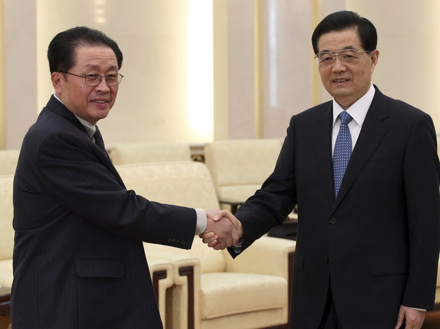Ông Jang Song Thaek gặp cựu Chủ tịch Hồ Cẩm Đào trong chuyến thăm Trung Quốc năm ngoái.