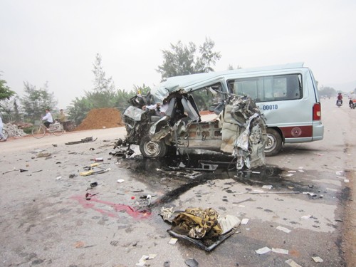 Nghệ An: Xe khách tông xe tải, hai người tử vong