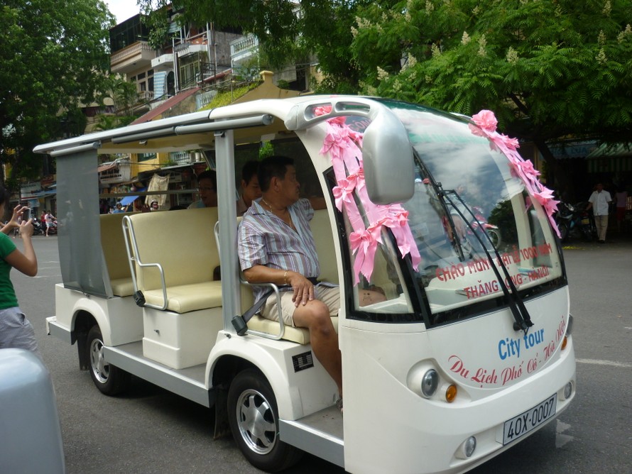 Xe điện chạy trước chợ Đồng Xuân