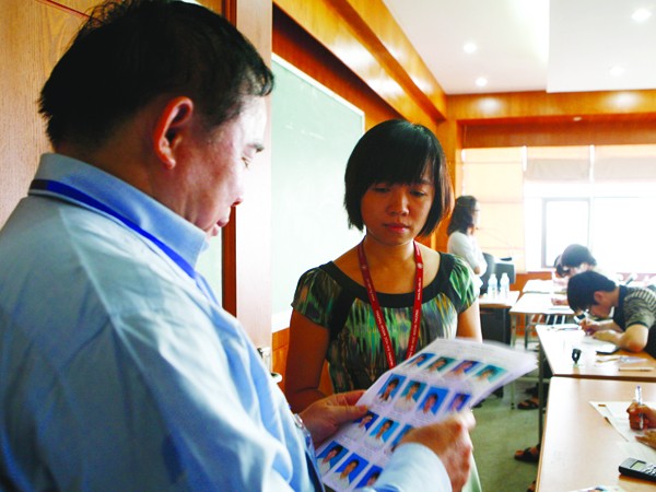 Thứ trưởng Bùi Văn Ga kiểm tra một phòng thi tại Hà Nội trong kỳ thi ĐH-CĐ 2012 đợt 1 Ảnh: Hồng Vĩnh