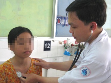 Em P.T.T.M. được bác sĩ khoa hô hấp Bệnh viện Nhi Đồng 1 khám bệnh. Ảnh: Thùy Dương (Tuổi Trẻ)