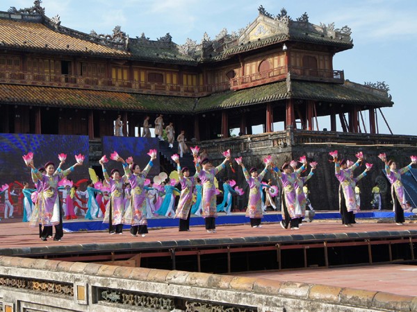 Thanh Tùng Múa hoa đăng mừng đại nhạc hội Năm Du lịch Quốc gia và Festival Ảnh: Thanh Tùng