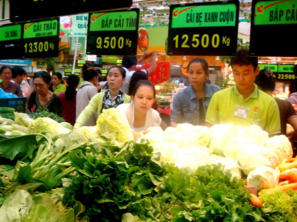 Khách hàng mua sắm hàng Tết chật ních tại hệ thống siêu thị Coop Mart Ảnh: Đại Dương