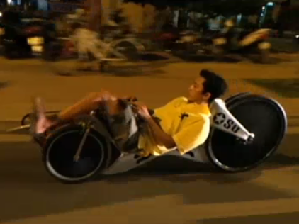 Thanh niên đi dép lê, đạp xe 'cực độc' ở Sài Gòn?