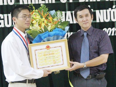 Lê Anh Dũng nhận bằng khen của Ủy ban Nhà nước về người Việt Nam ở nước ngoài