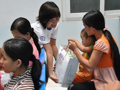 Thanh niên BIDV tặng quà trẻ em mổ tim tại Bệnh viện E Hà Nội