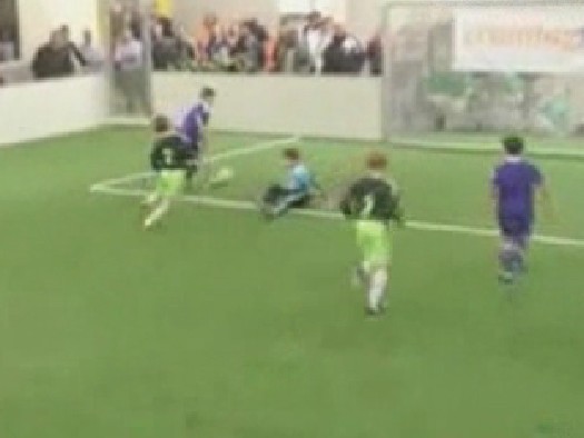 Thần đồng 8 tuổi tái hiện bàn thắng kinh điển của Bergkamp