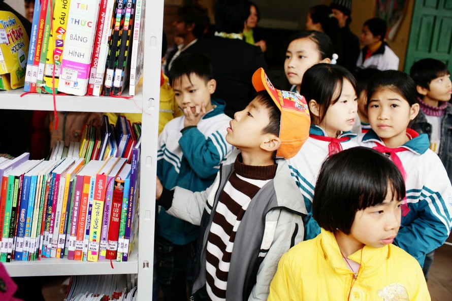Những trẻ em ở ngoại thành háo hức vì được đọc sách báo từ dự án "Thư viện lưu động- bánh xe tri thức"