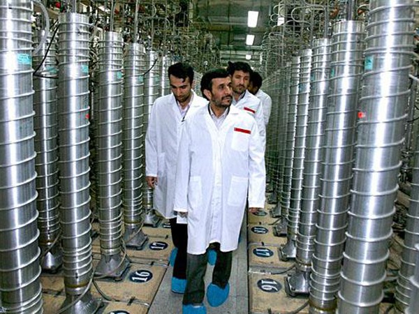 Tổng thống Iran Mahmoud Ahmadinejad (đi đầu) thăm nhà máy làm giàu uranium Natanz. Ảnh: AP