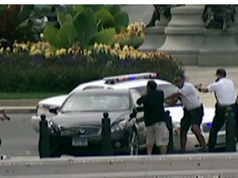 Thót tim cảnh rượt đuổi nghi phạm xả súng trước Tòa nhà Quốc hội Mỹ